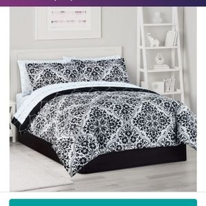 NWT- Twin XL Cynthia Black & White